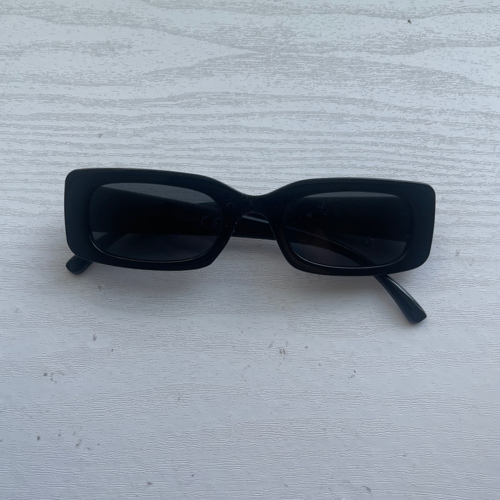 Gucci Chic Black Rectangular Sunglasses